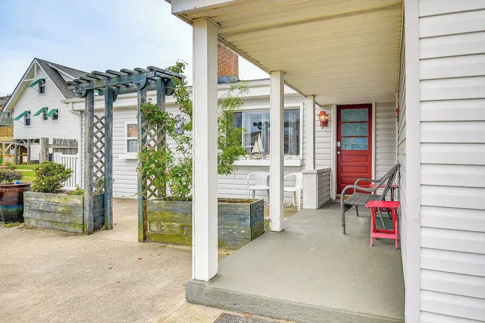 < 1/2 Mi to Beach Access + Pier: OBX Getaway