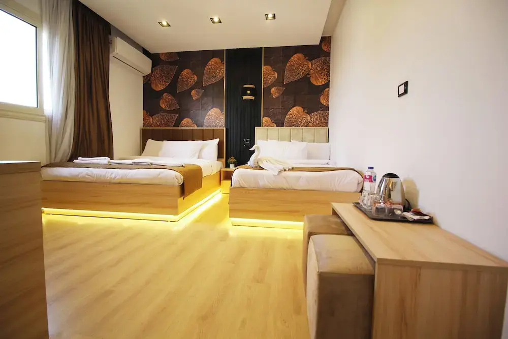 Deluxe Triple room with city view