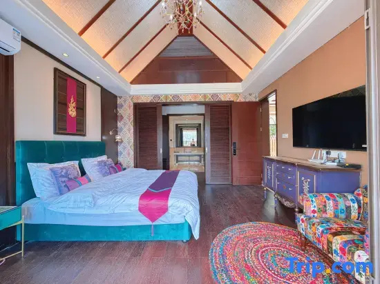6 Bedrooms Villa