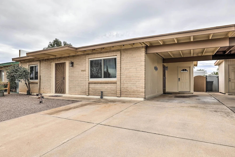 Groups Welcome! 2-home Tucson Escape w/ Fire Pit