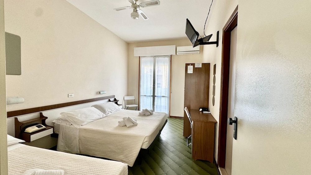 Standard Triple room with balcony