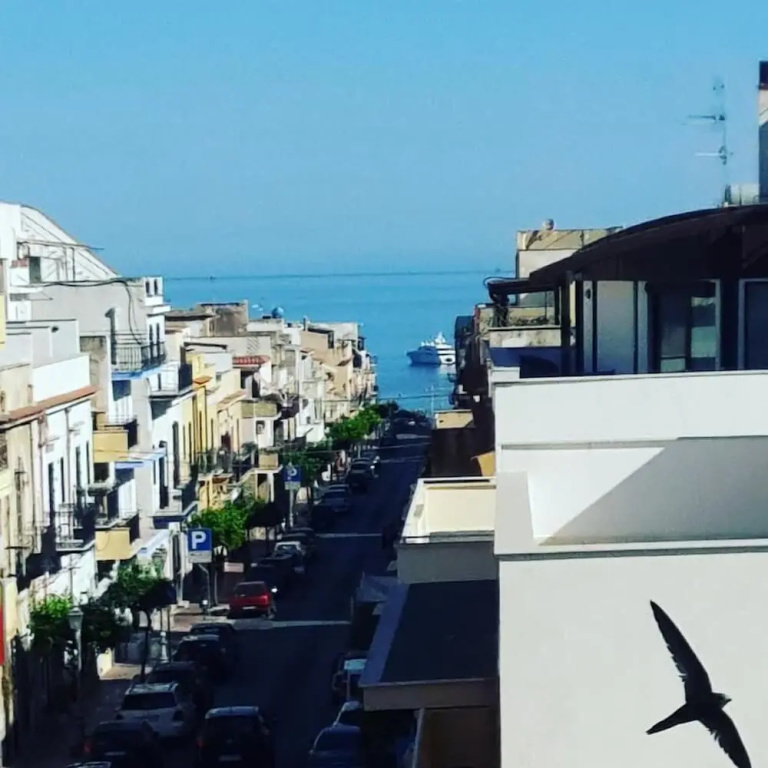 Deluxe Triple room with partial sea view