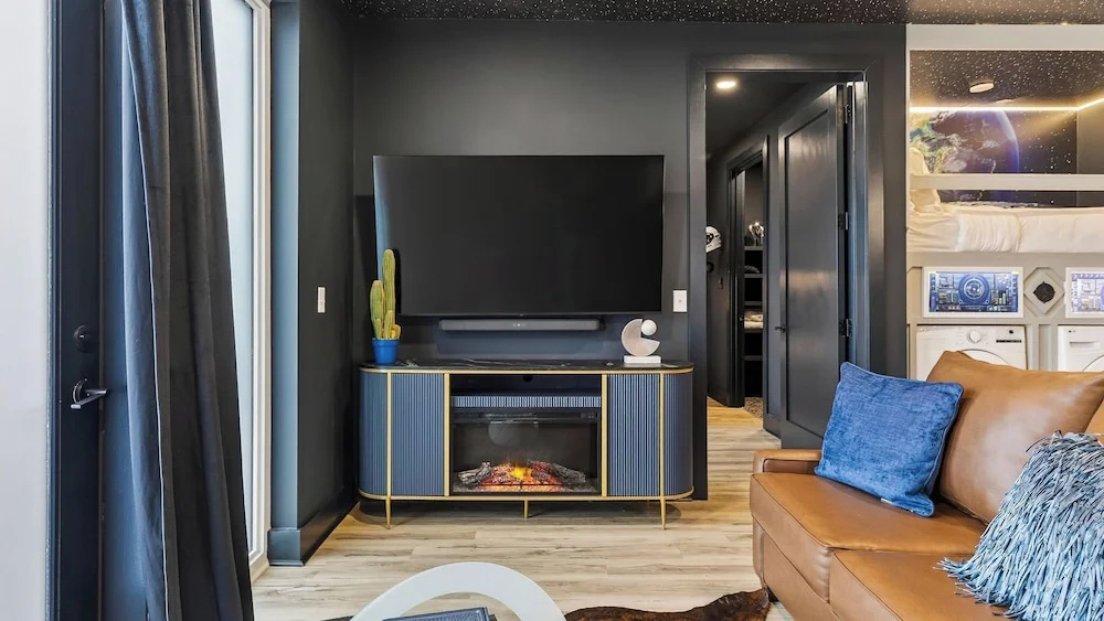 Cosmic Cowboy by Avantstay Design-forward Condo + Near Broadway, Coffee Shops and Breweries