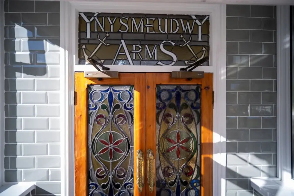 Ynys Arms
