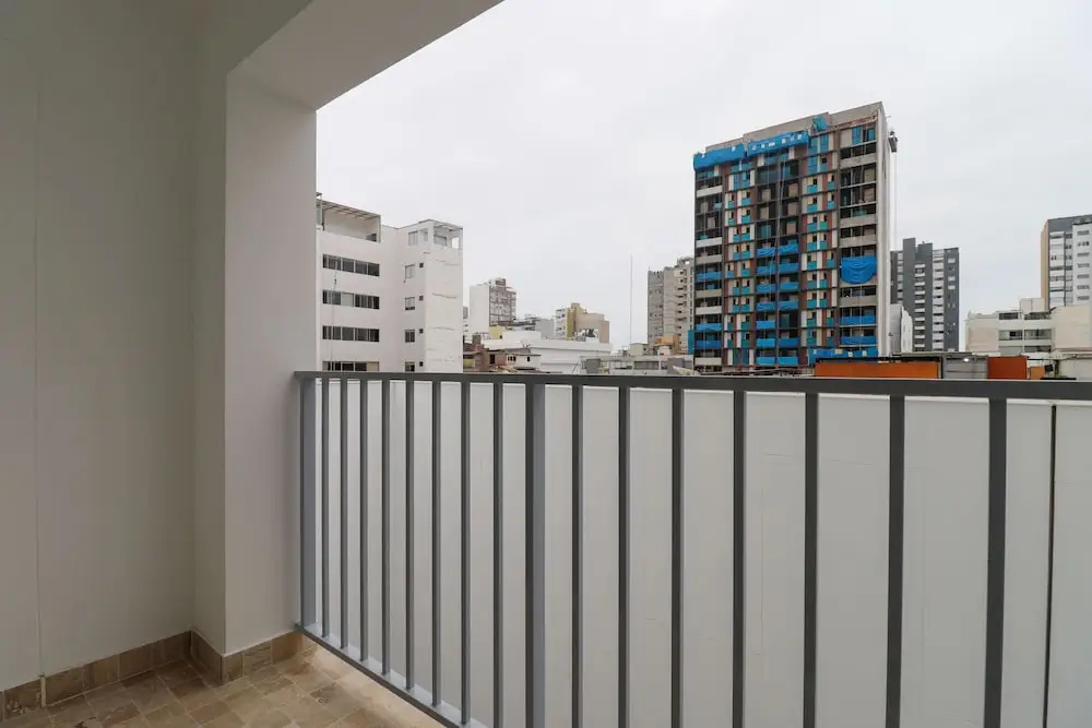 w Light-filled 2BR w Balcony in Miraflores