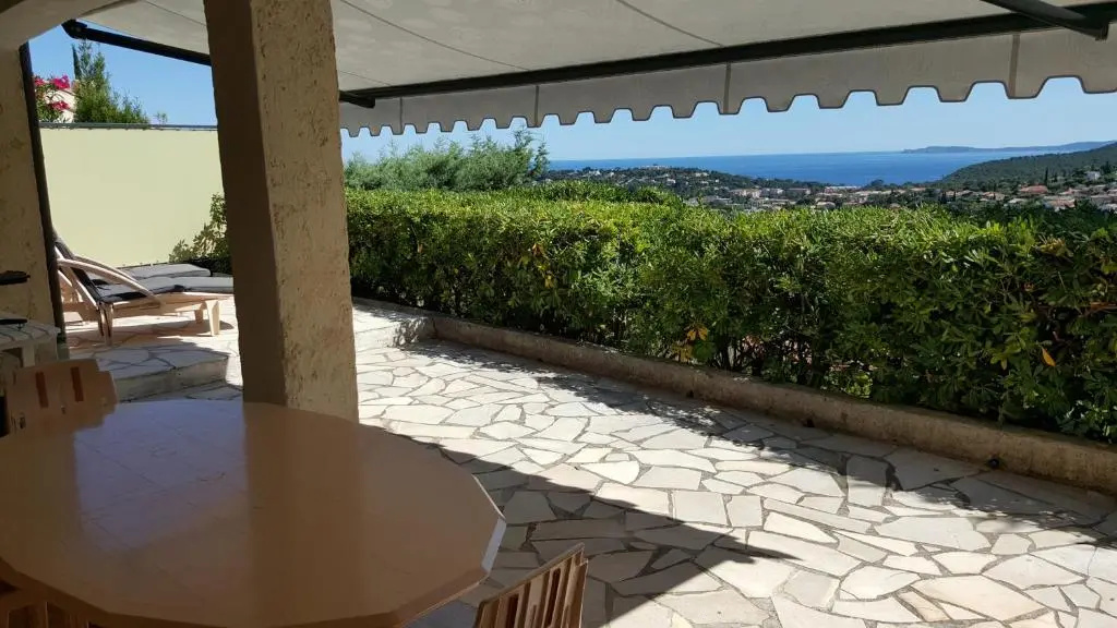 Voir la photo 1 — Appartement Rez De Jardin Dans Villa Vue Mer