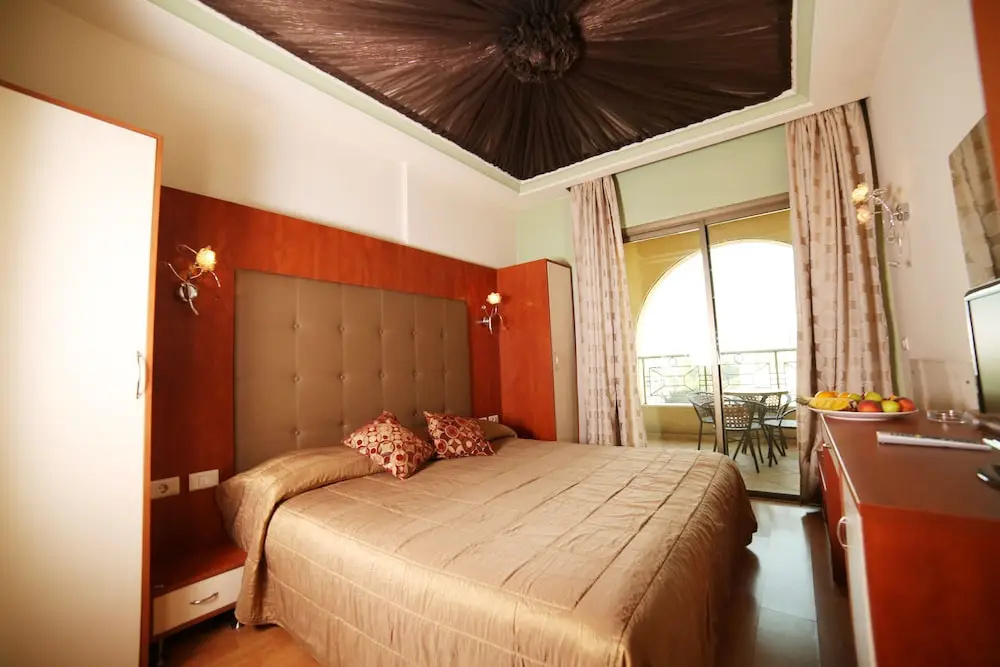 2 Bedrooms Family Suite with mountain view