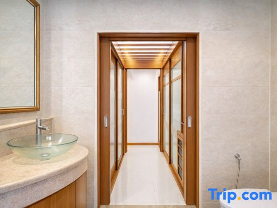Private villa Central Bangkok, Skytrain, 3 Malls, 5 Bedrooms, Garden BBQ