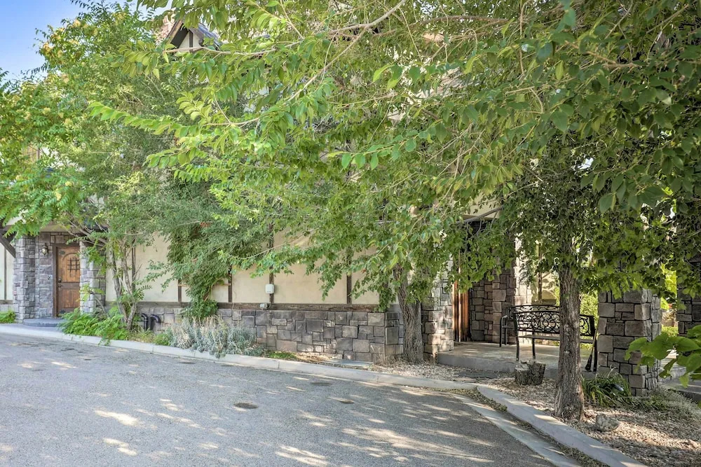 Luxurious Cedar City Getaway: 32 Mi to Brian Head!
