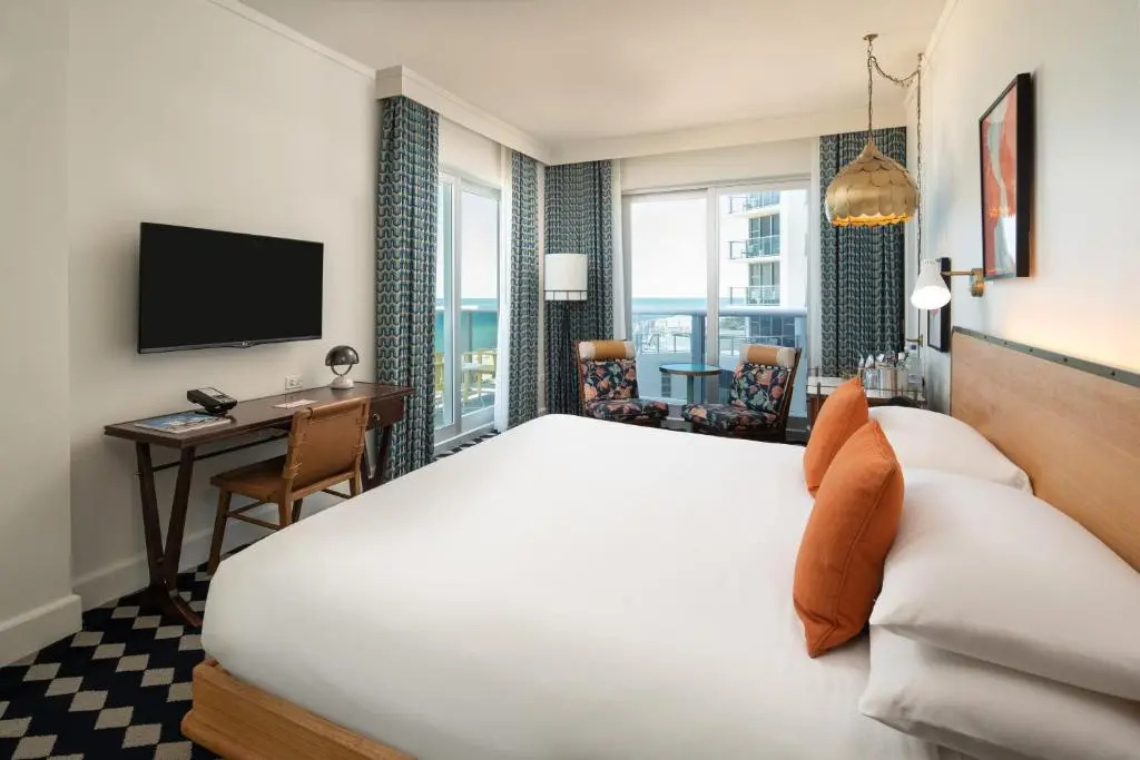 Double room with balcony and oceanfront (full double bed)