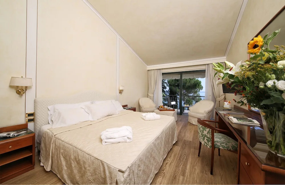 Deluxe Lake View Double room with balcony (full double bed)
