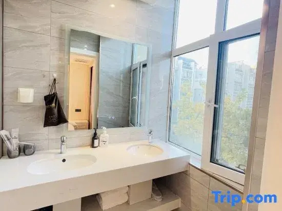 Madrigal hotel 42