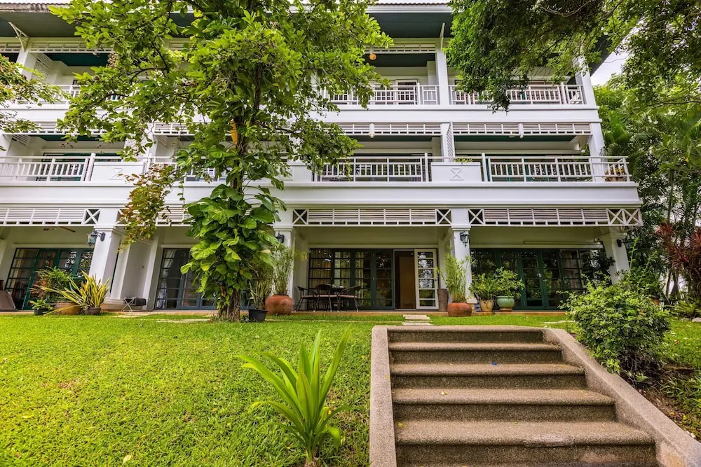4 BR Townhouse in Great Location BSS