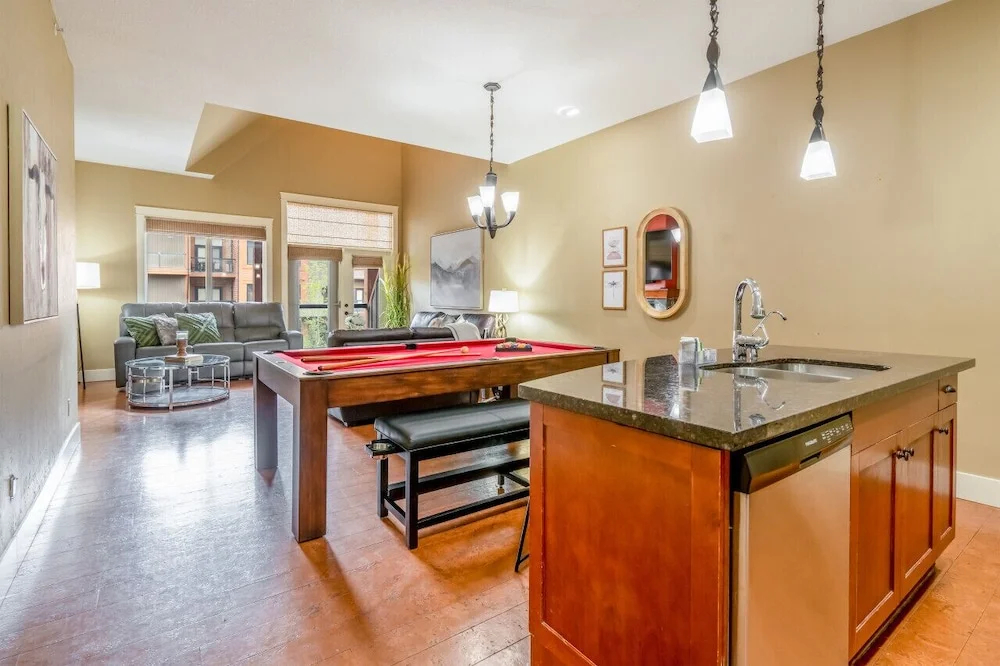 Luxury 3-Br Penthouse | INDOOR Pool & Hot Tub | Pool Table | 2 Decks + Mtn Views - фото 24