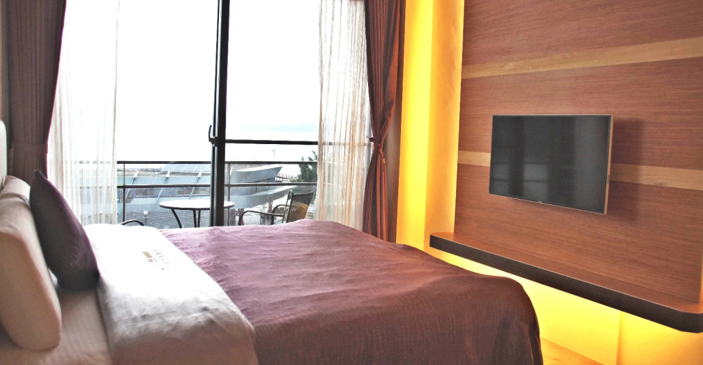 Standard Double room with lake view (full double bed)