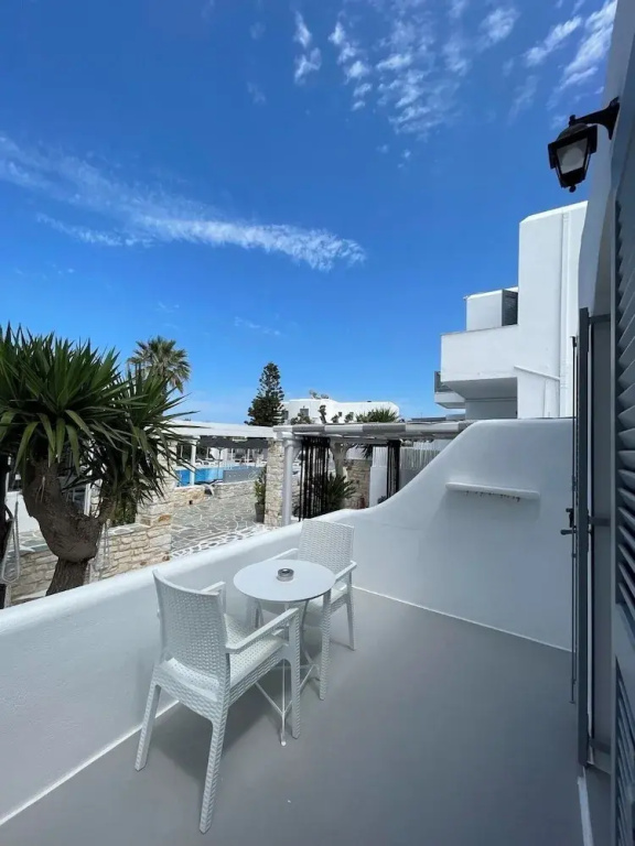 Deluxe Double room with pool view (full double bed)