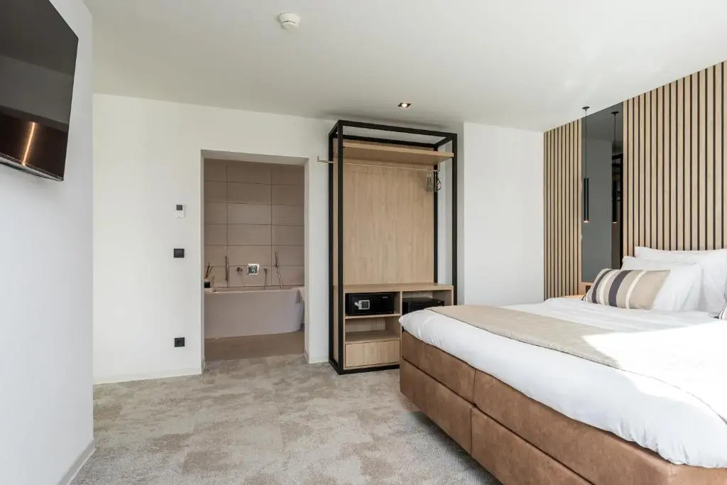 Superior Double Suite (full double bed)