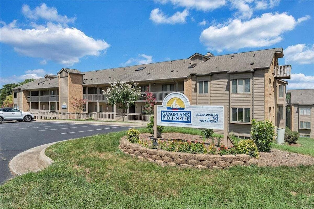 Lake Vibes - Pet Friendly Lakefront Condo!