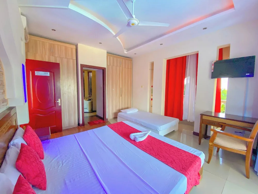 Sea Breeze Beachfront Apartments - фото 8