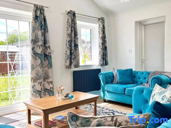 Tranquil Turquoise - 3 Bed House With Parking