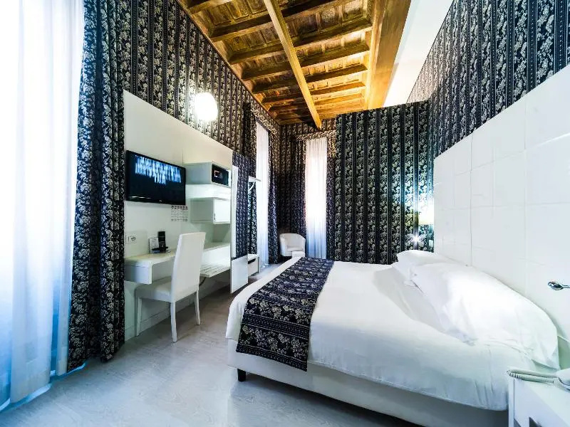 Double room (full double bed)