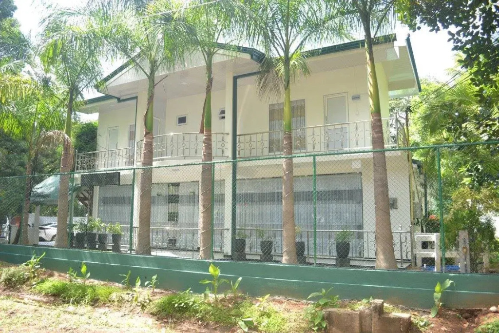 White Palace & Nice Place