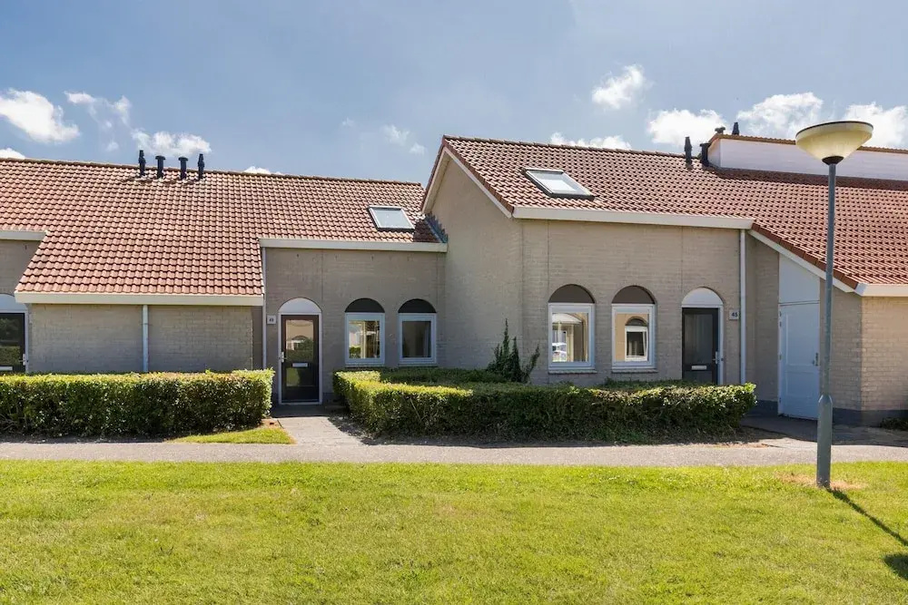 Restyled Bungalow With 2 Bathrooms, Near the Beach
