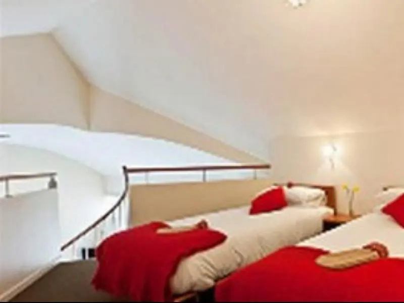 Two Four Two Boutique Apartments - Chambres