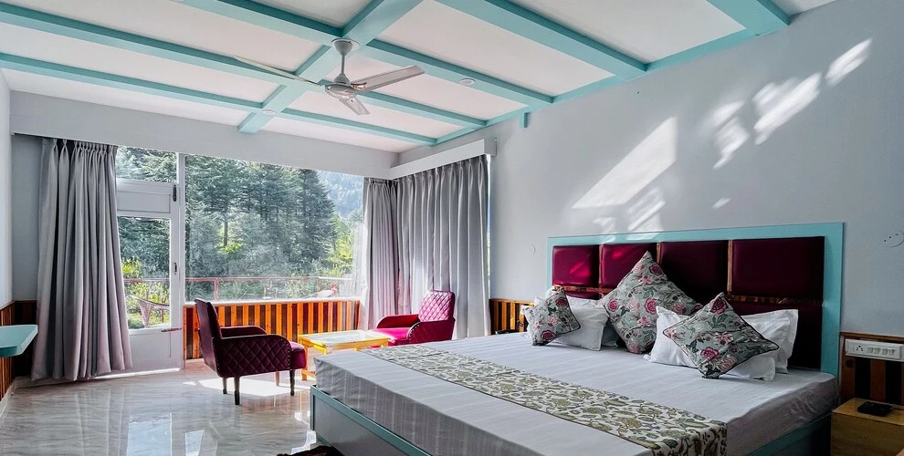 Superior room with balcony and with mountain view