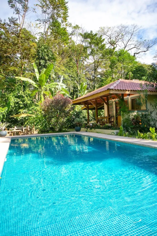 2 Bedrooms Classic Bungalow with pool view