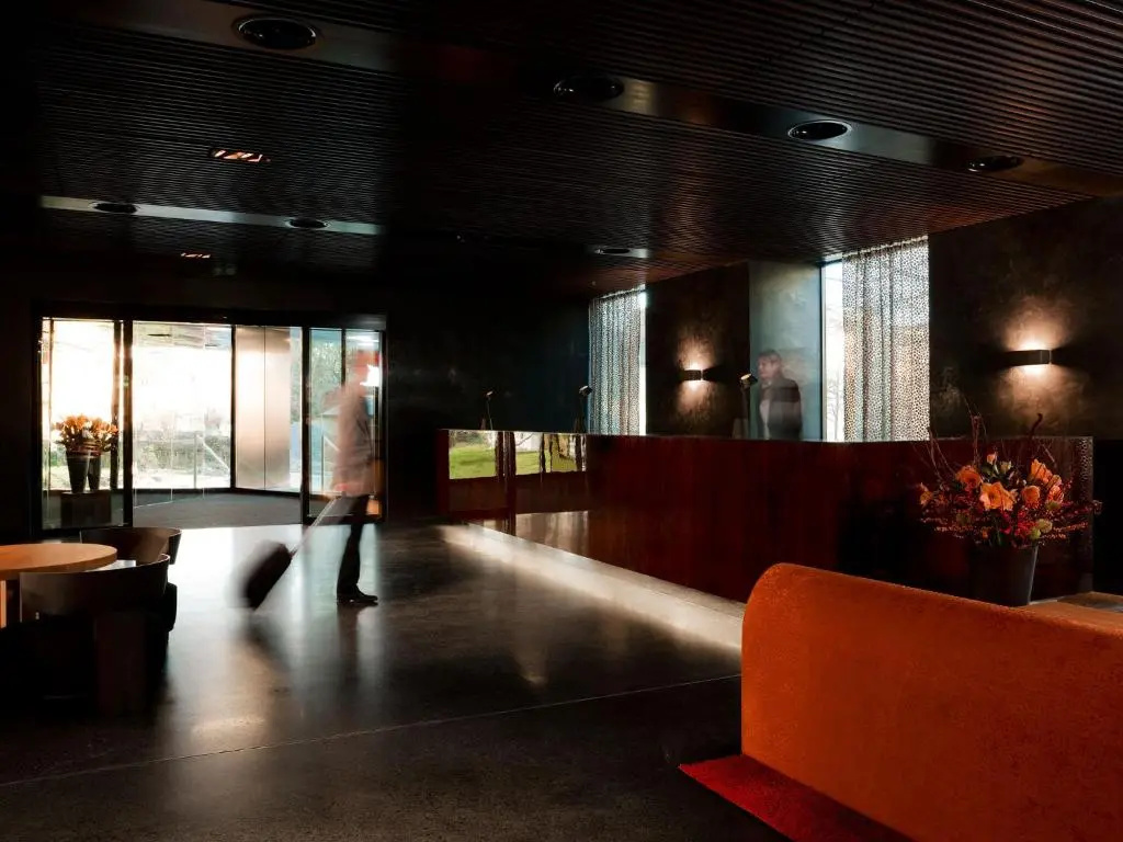 Lobby & Reception