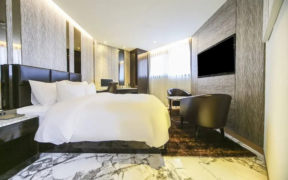 Double Suite with balcony (full double bed)