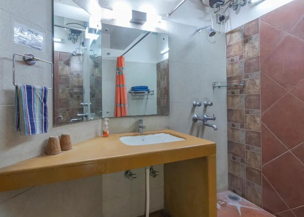 Deluxe Double room (full double bed)