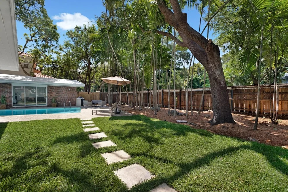Memory Lane - Family Home With Pool