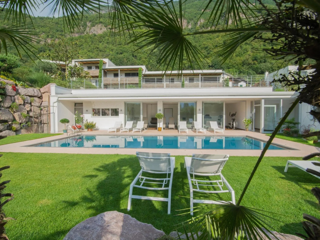 Modern flat in Merano with outdoor shower