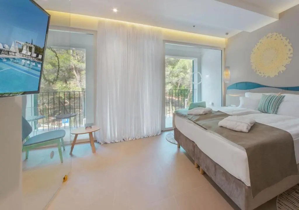 Standard Double room with balcony (full double bed)