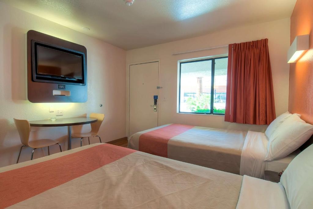 Motel 6 Palm Springs, CA - Downtown Room Type - Premium Quadruple Room