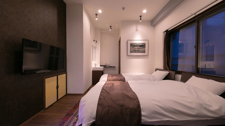 Double Suite with city view (twin beds)