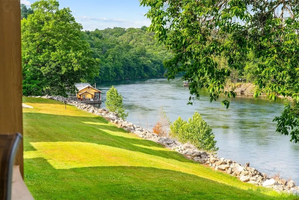 On Lake Time Taneycomo - Amazing Views