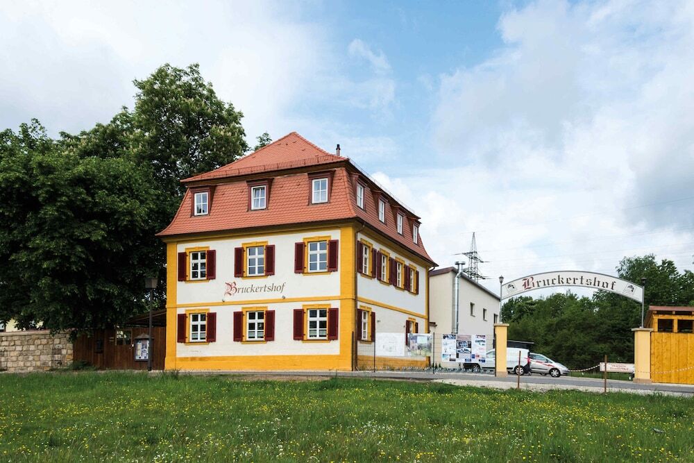 Bruckertshof Hotel-Gaststätte-Biergarten image