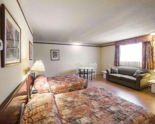 Econo Lodge — 3