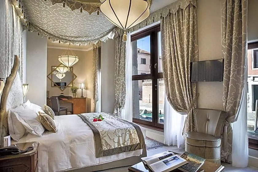 Double Suite with canal view (full double bed)