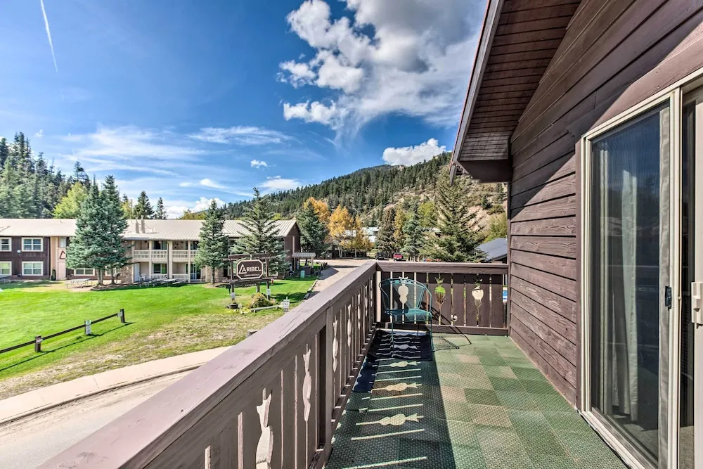 Cozy Red River Alpine Condo w/ Mountain Views