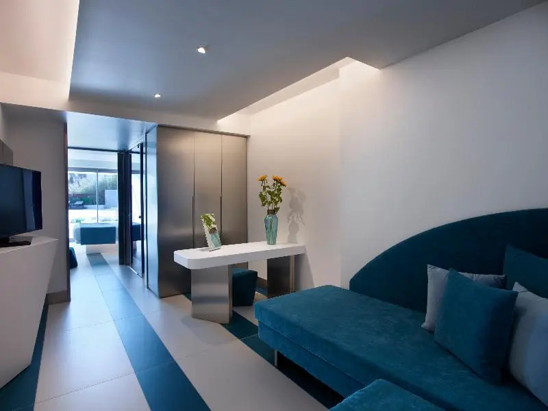 Deluxe Family room with balcony and with land view