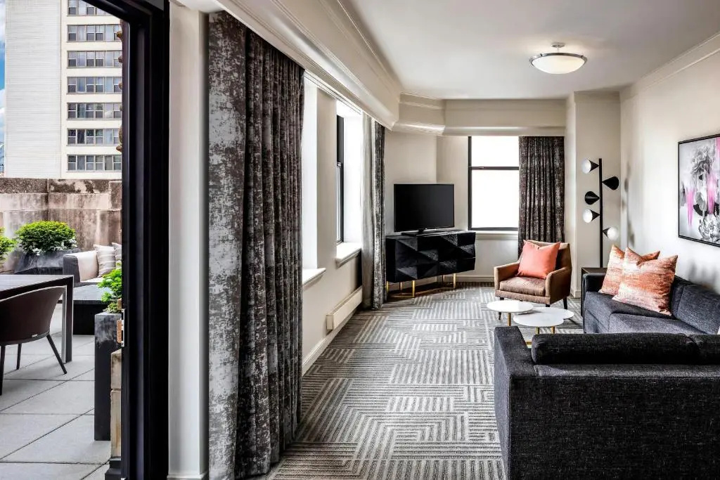 Double Suite with city view (full double bed)
