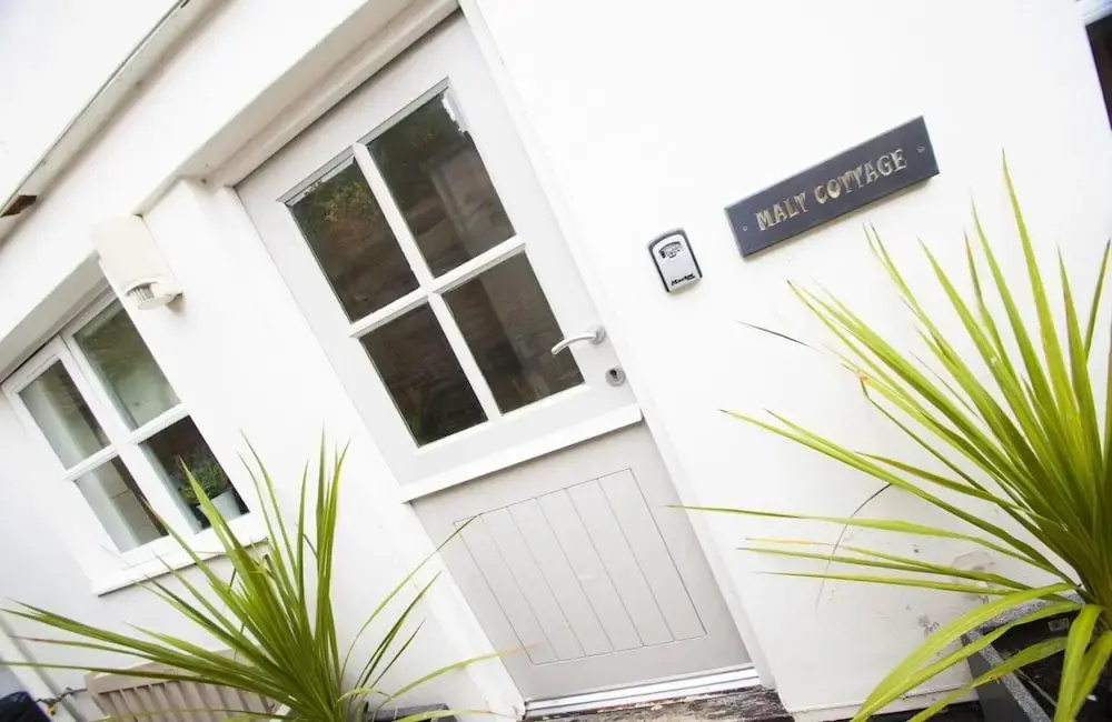 2 Bed Cottage - Sleeps 4 - Pets - Patio - Parking