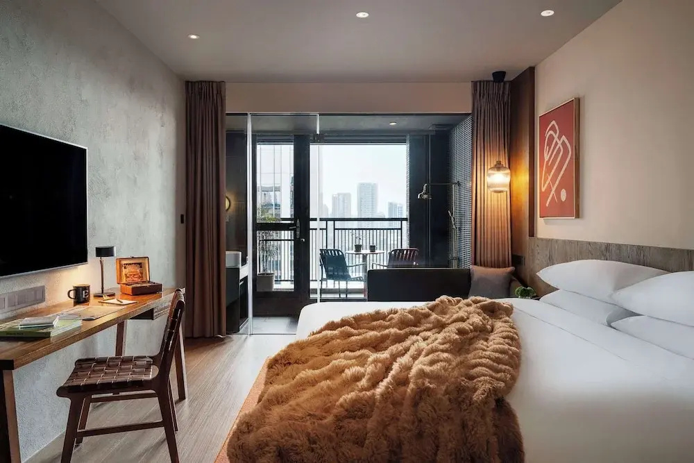 Deluxe Double room with balcony full double bed