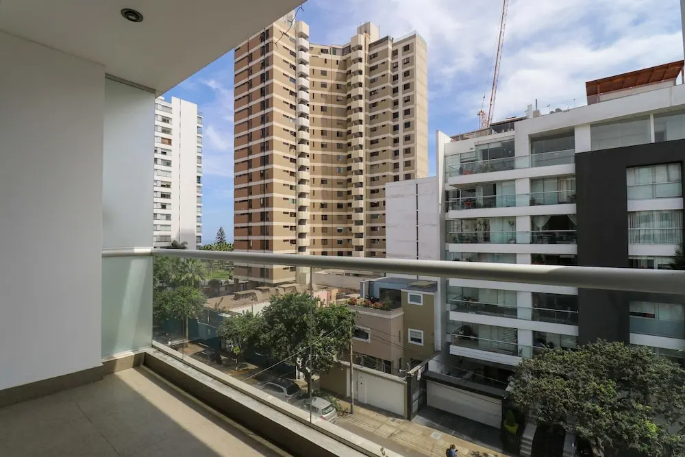 w Deluxe 3BR Duplex w Balcony in Miraflores