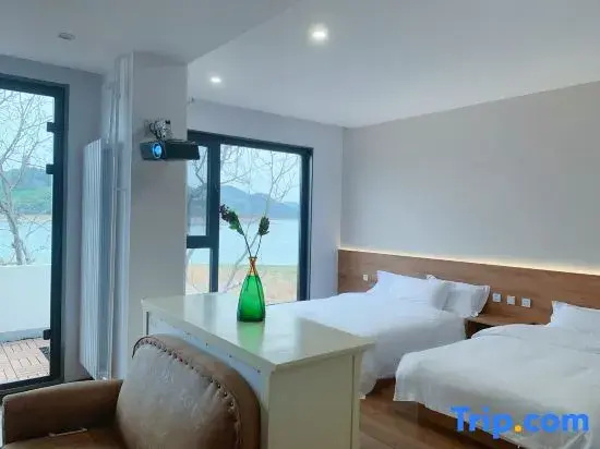 Standard room with lake view