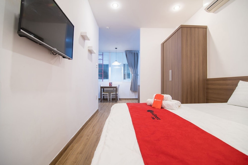 Reddoorz Plus Near Tan Dinh Market